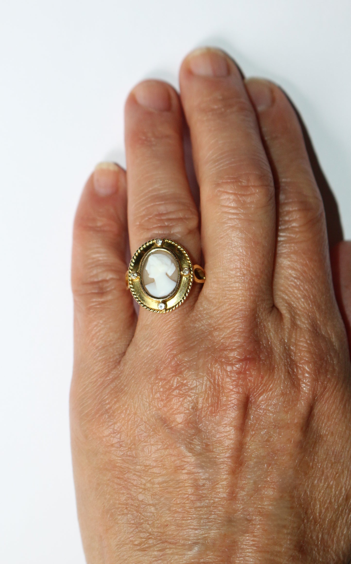 Bague ancienne camée coquille sur or jaune