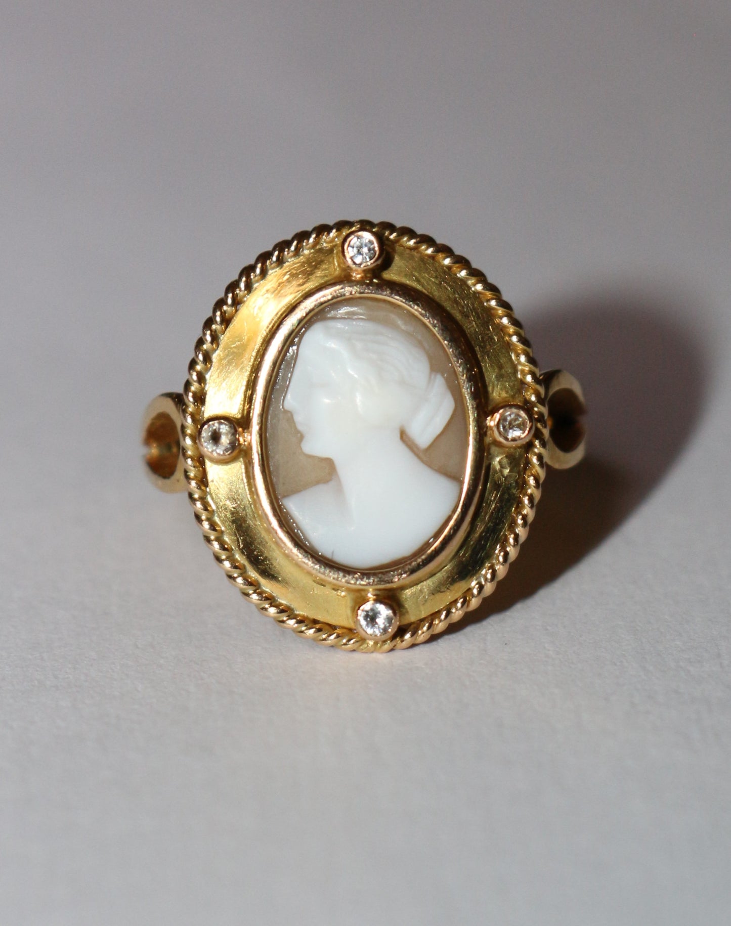 Bague ancienne camée coquille sur or jaune