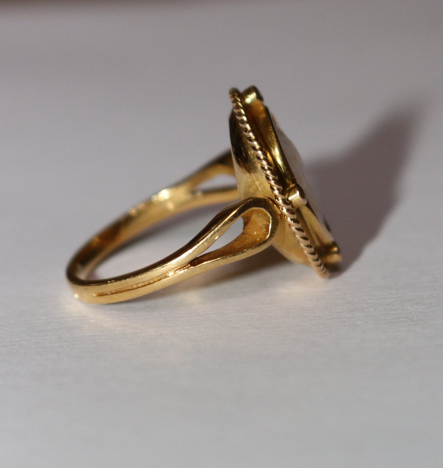 Bague ancienne camée coquille sur or jaune