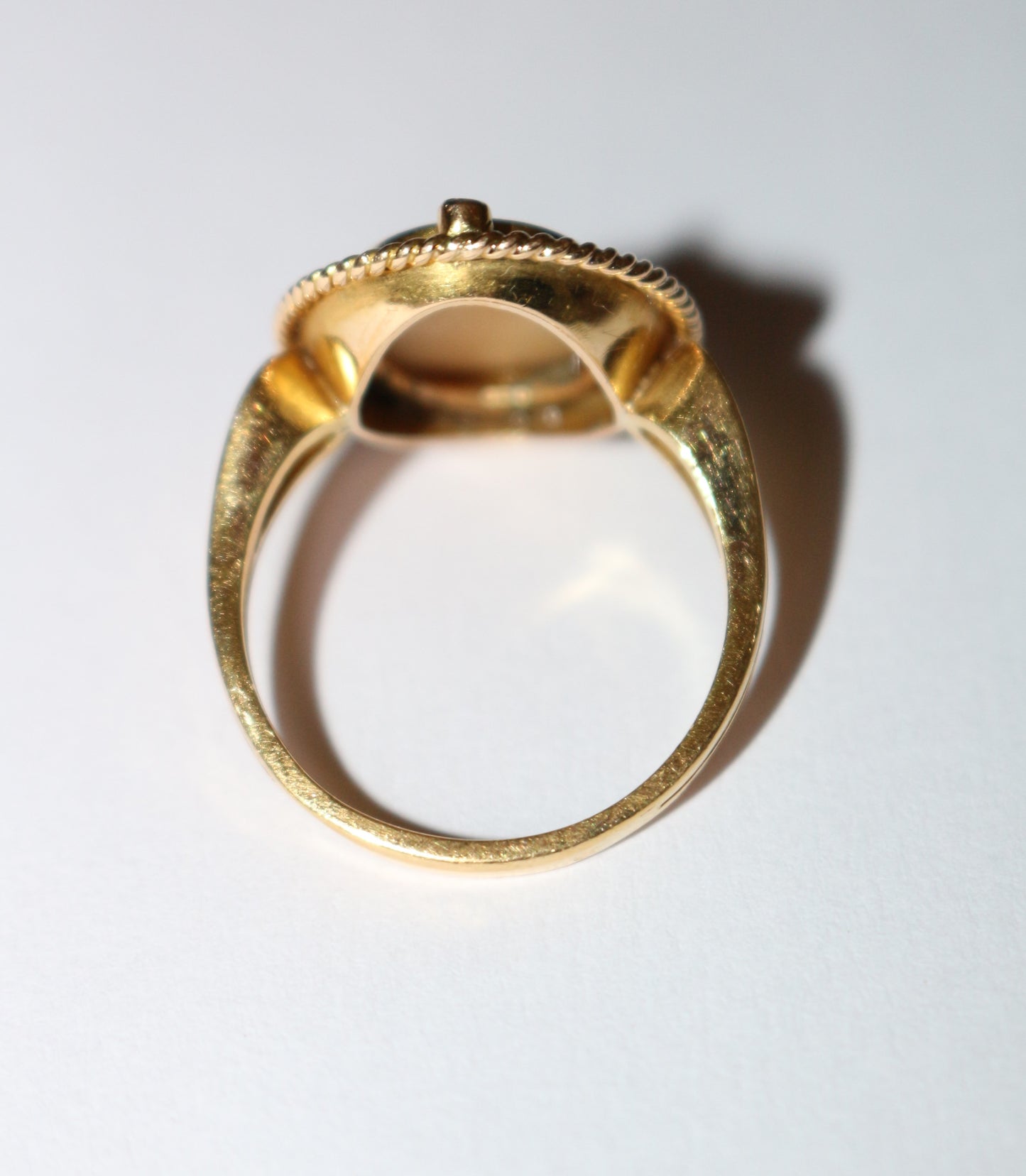 Bague ancienne camée coquille sur or jaune