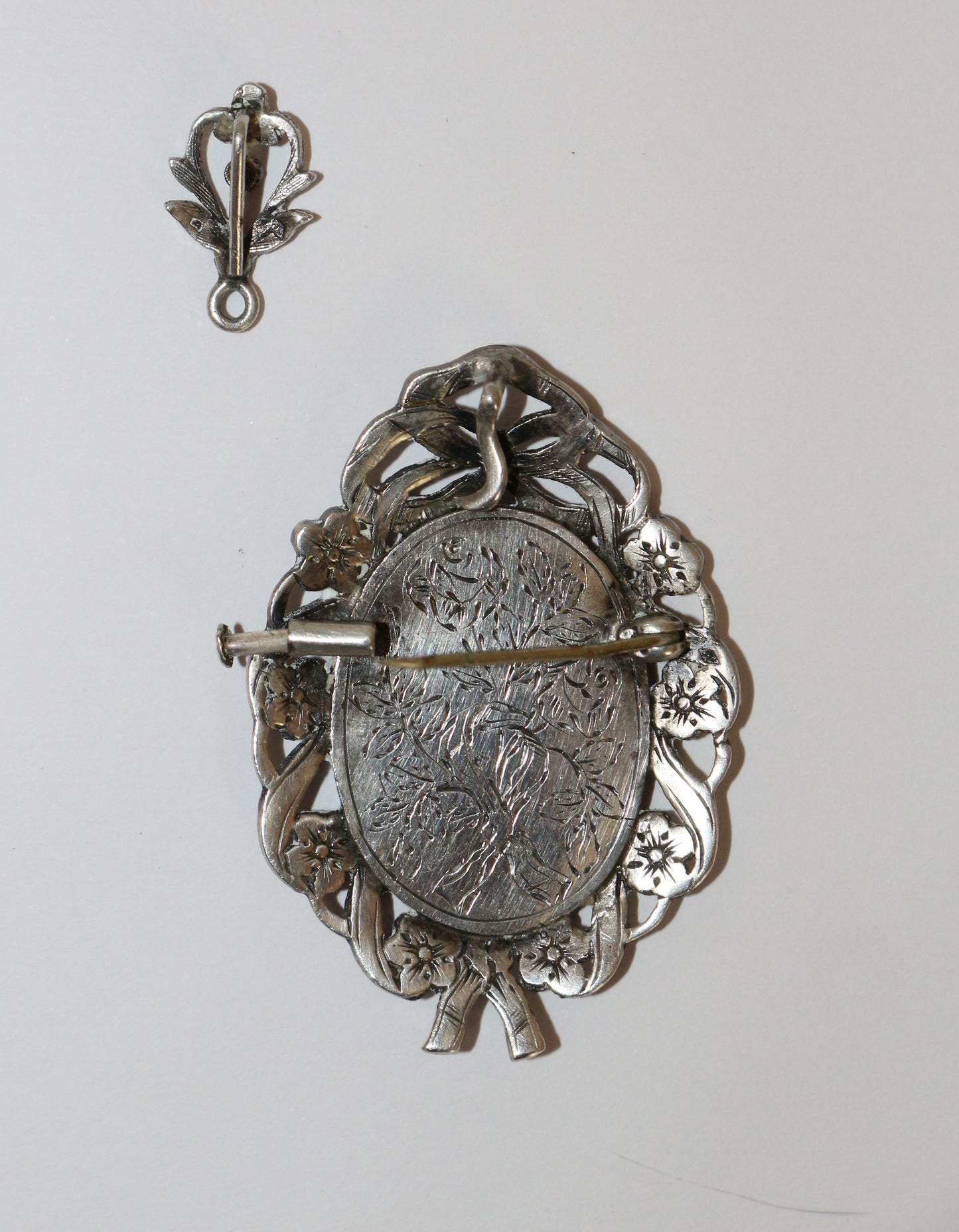 Pendentif broche miniature et marcassites