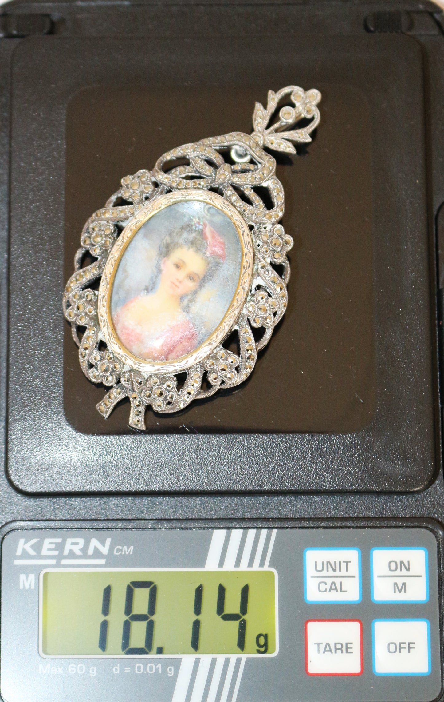 Pendentif broche miniature et marcassites