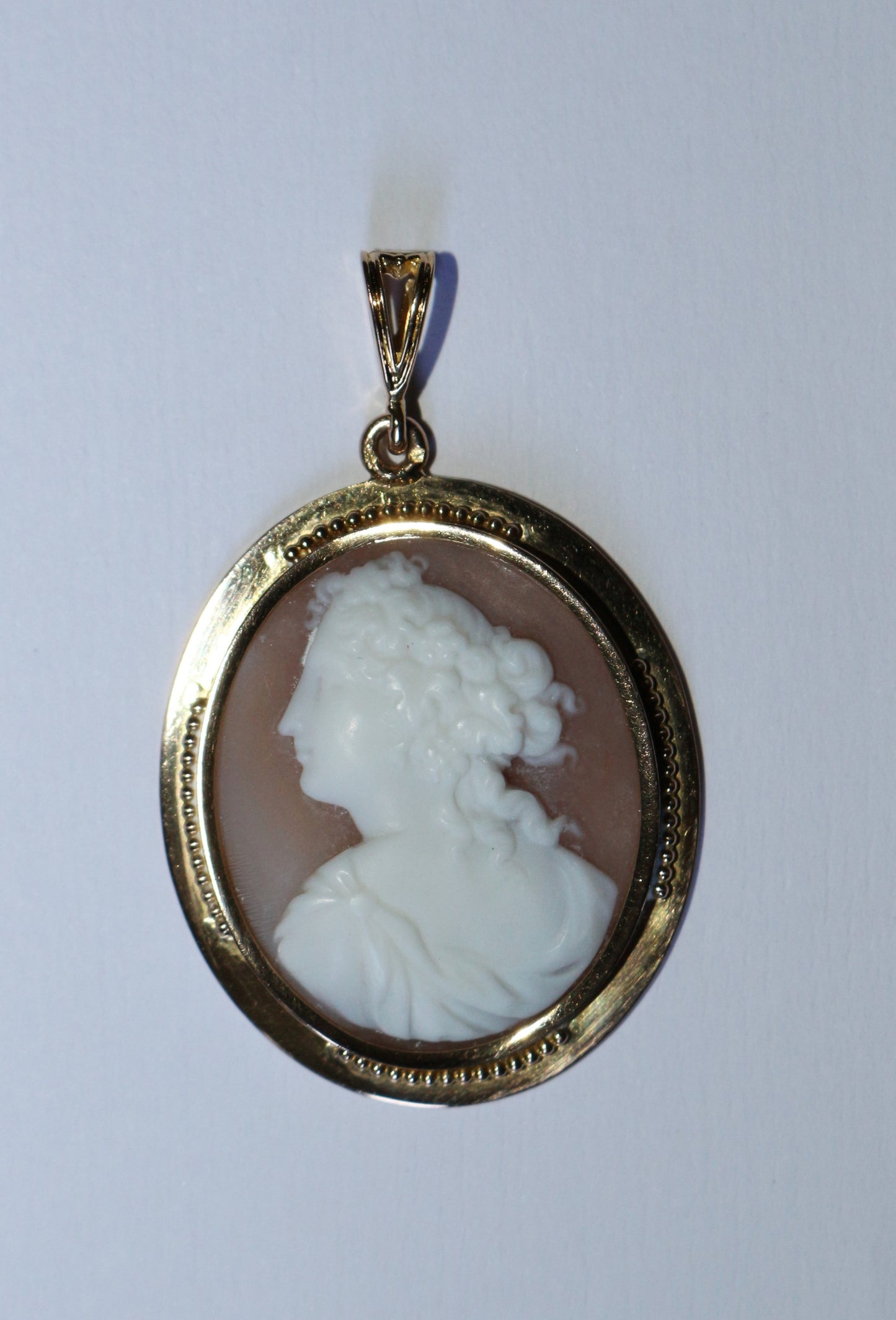 Pendentif camée ancien en or jaune