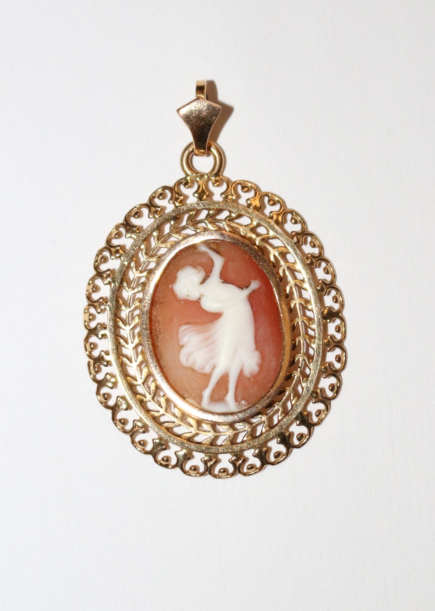 Pendentif or jaune camée danseuse à l'antique