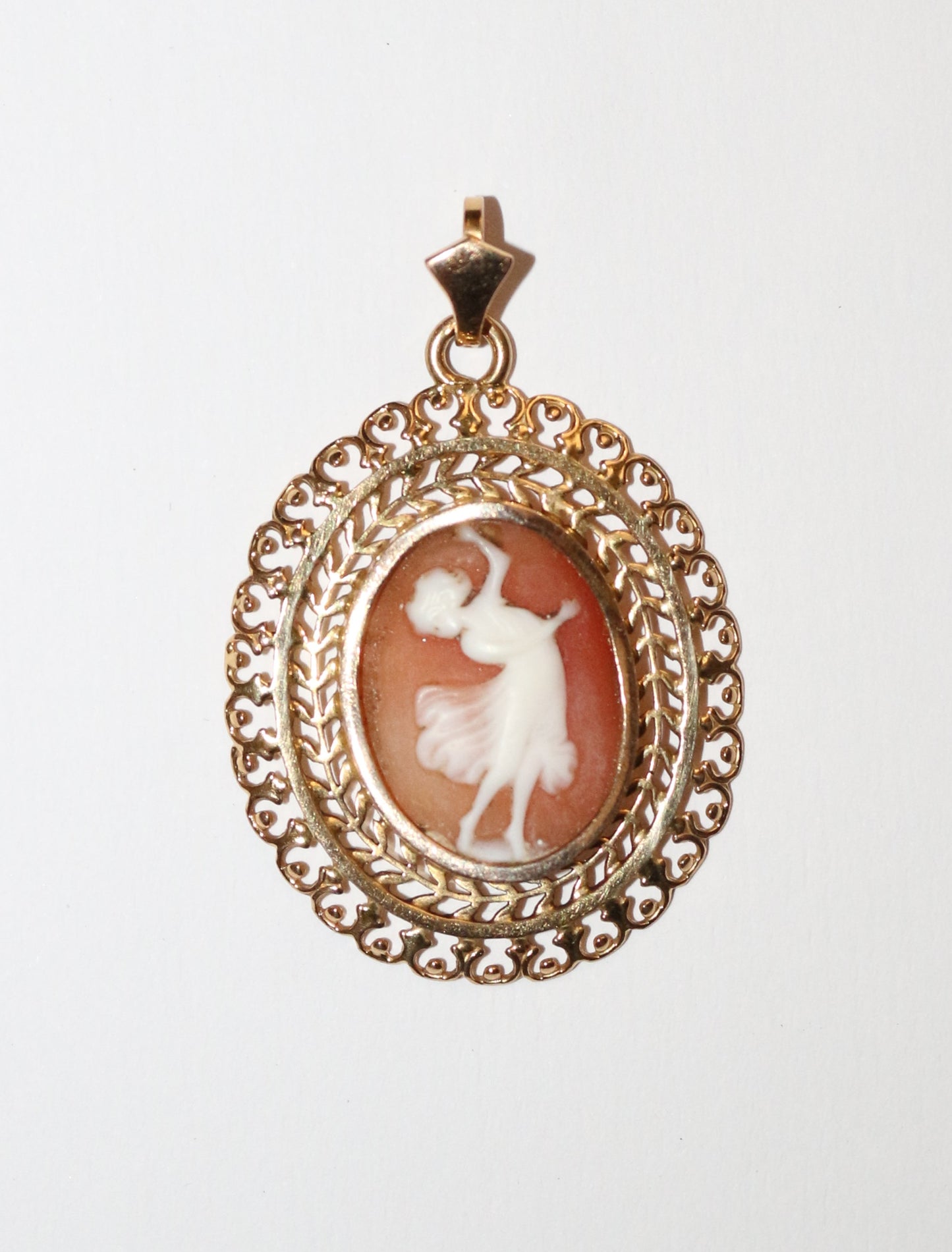 Pendentif or jaune camée danseuse à l'antique