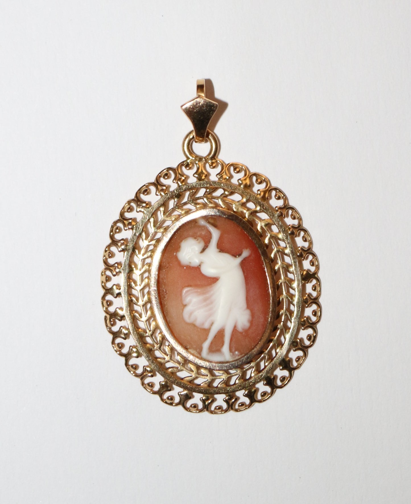 Pendentif or jaune camée danseuse à l'antique