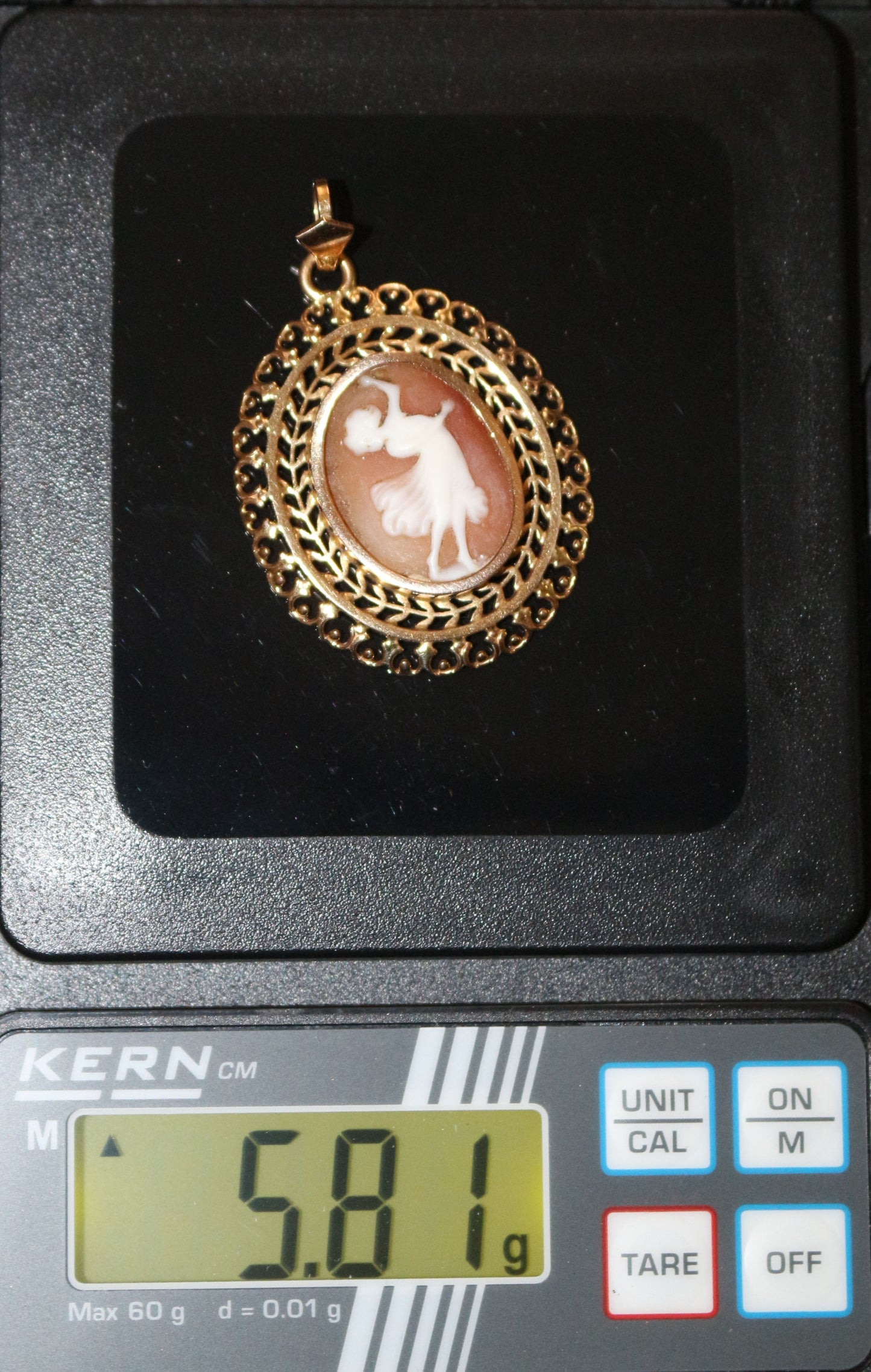 Pendentif or jaune camée danseuse à l'antique