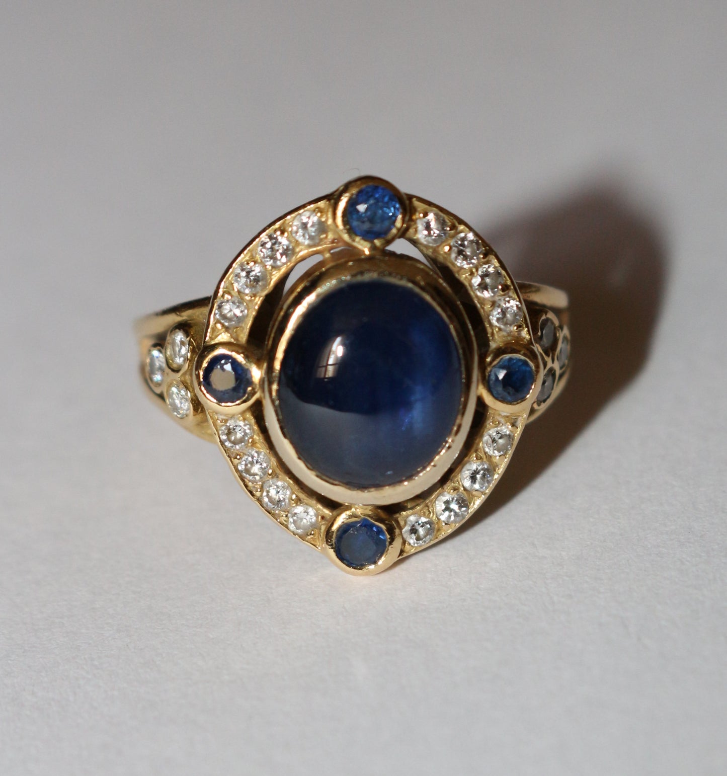 Bague cabochon de saphir et diamants