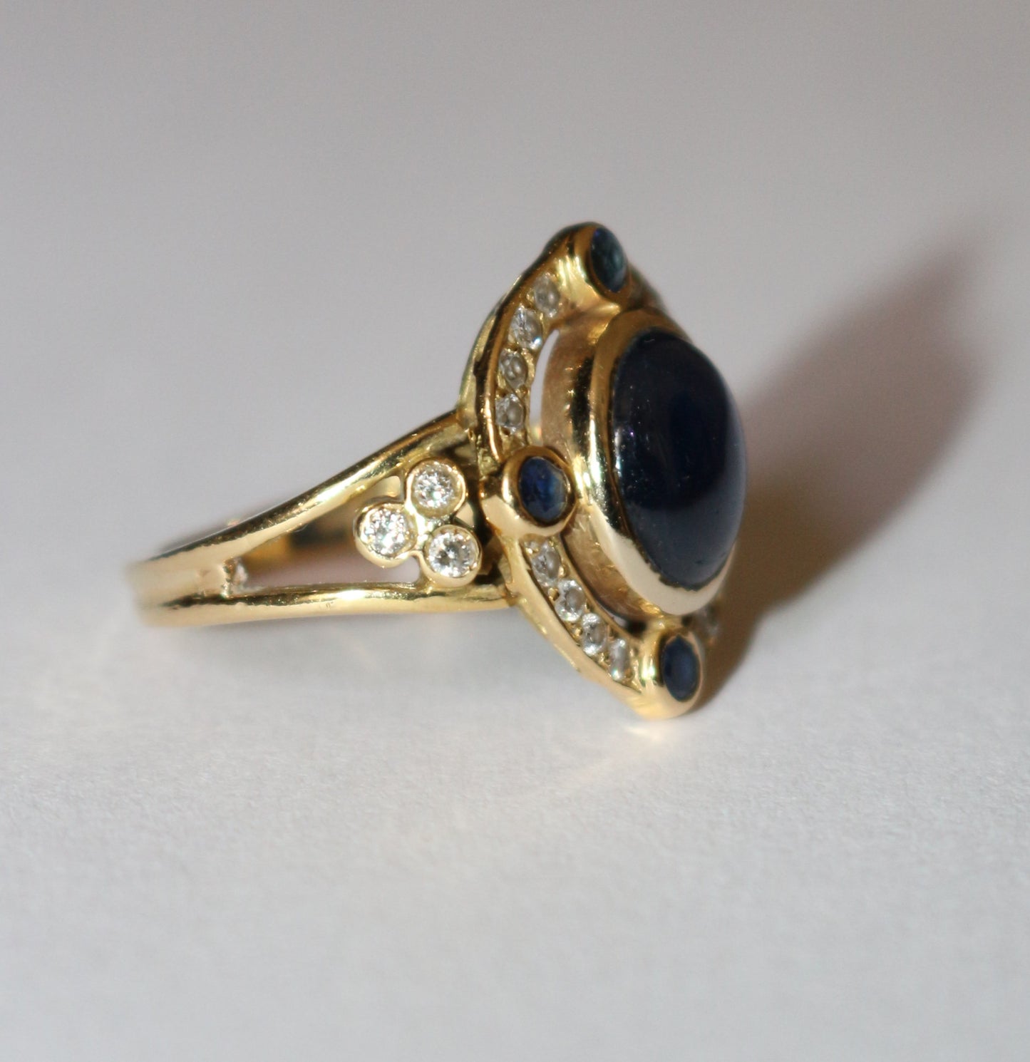Bague cabochon de saphir et diamants