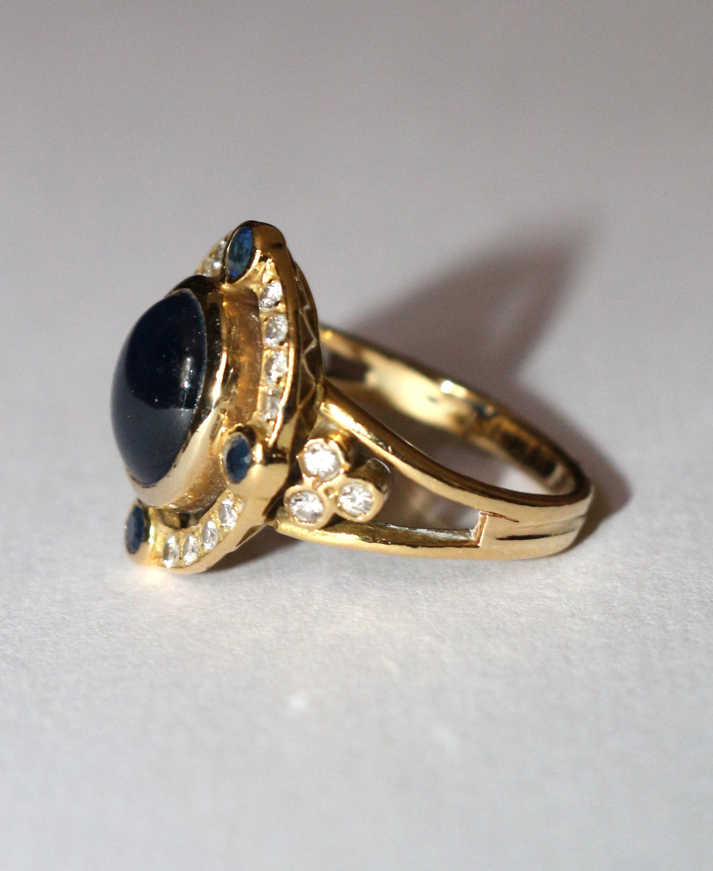 Bague cabochon de saphir et diamants