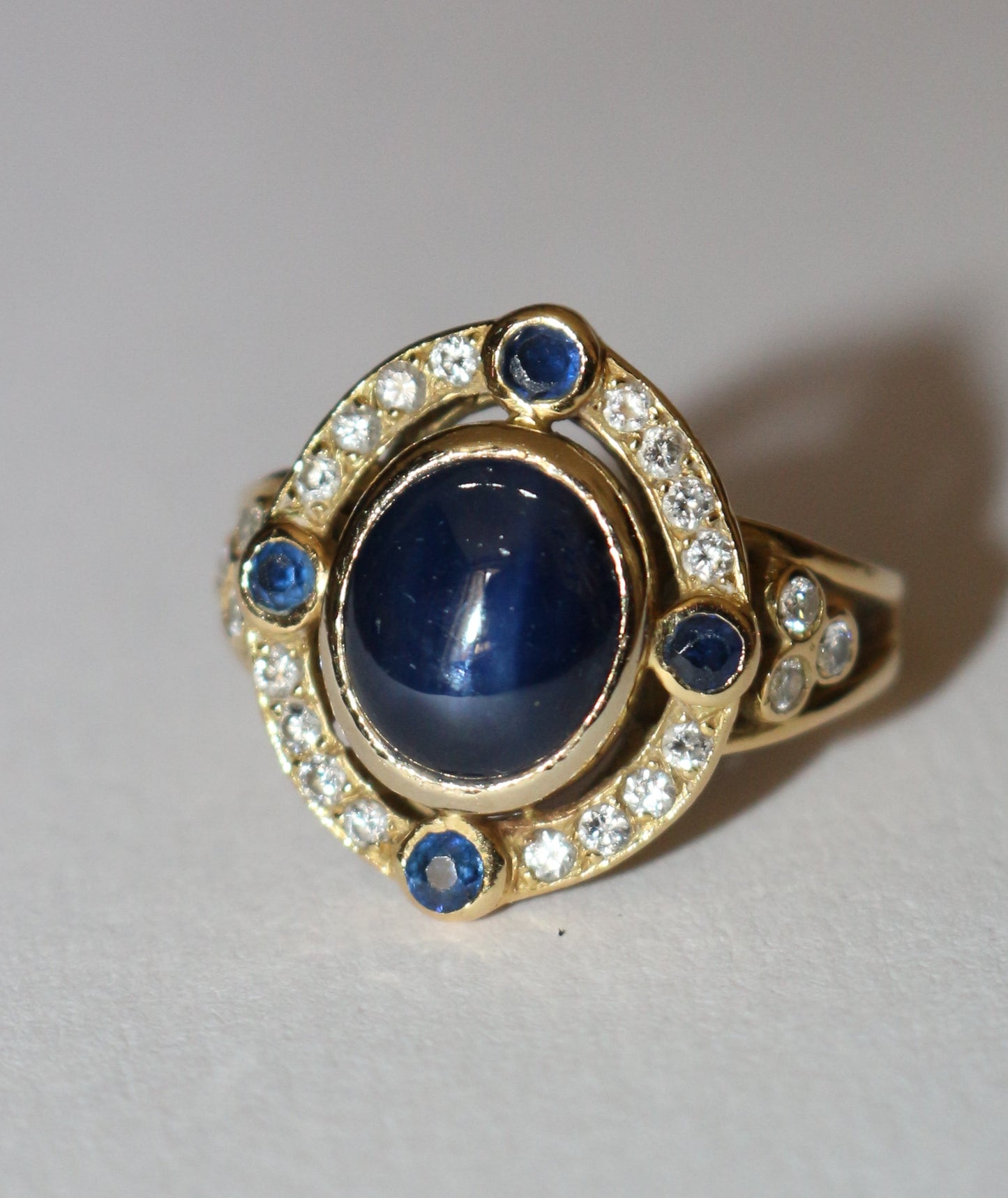 Bague cabochon de saphir et diamants