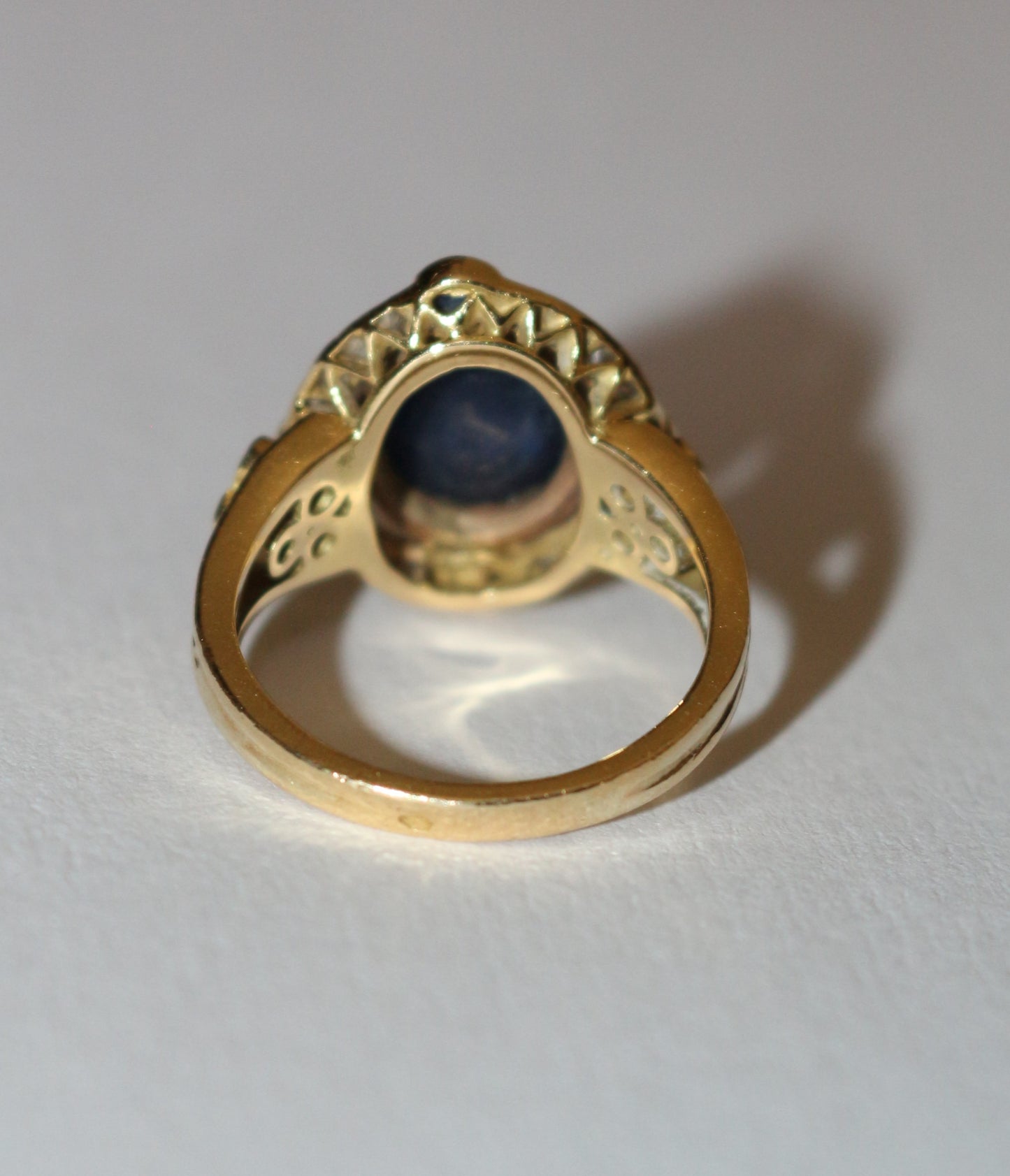 Bague cabochon de saphir et diamants