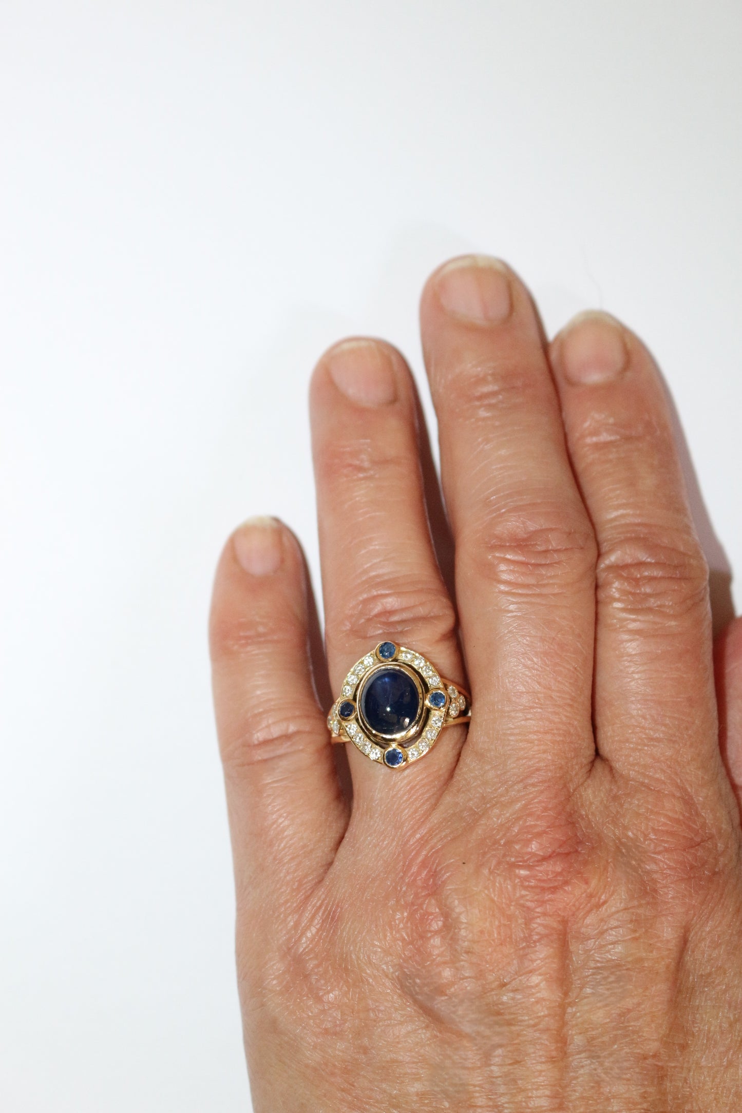 Bague cabochon de saphir et diamants