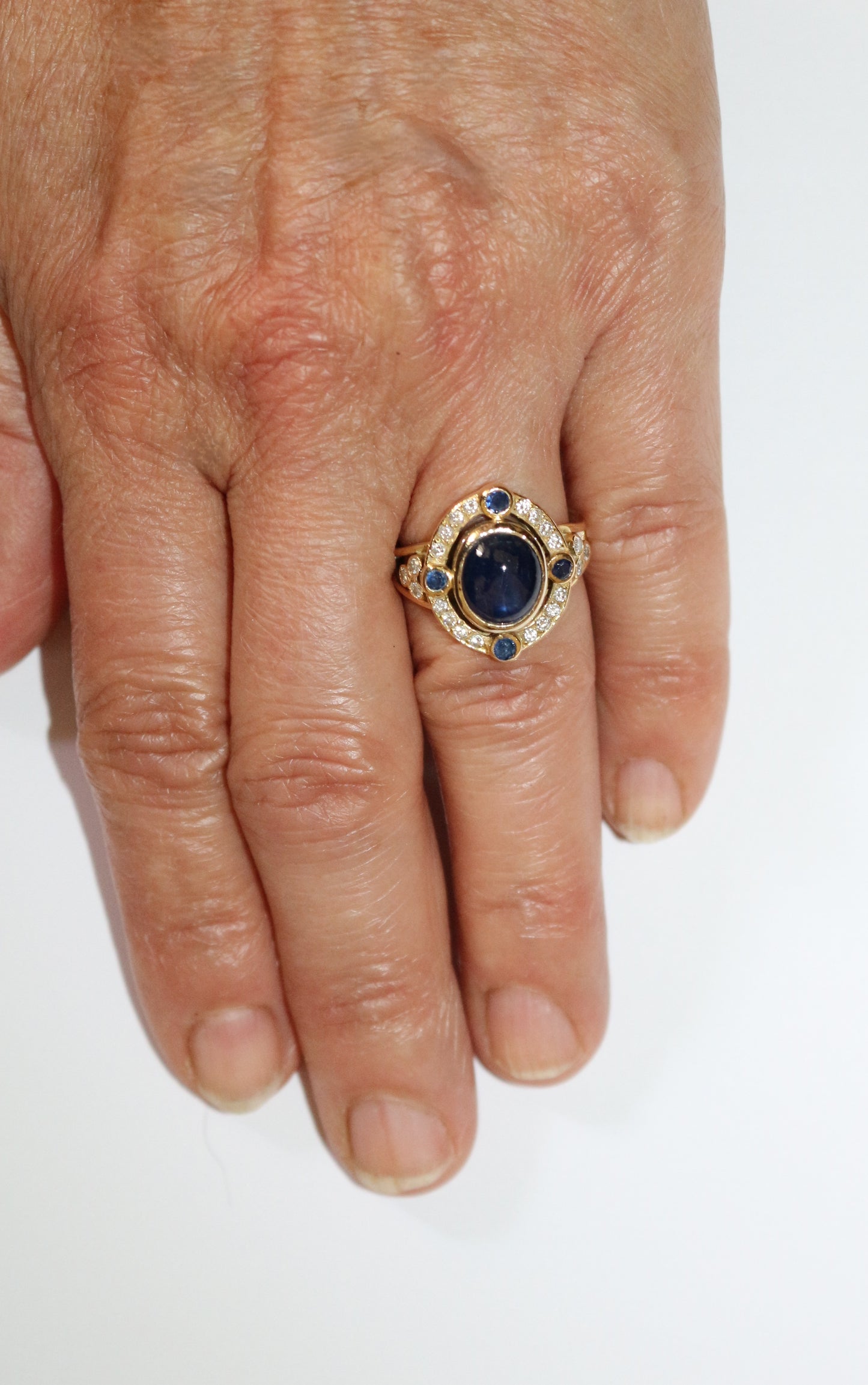 Bague cabochon de saphir et diamants