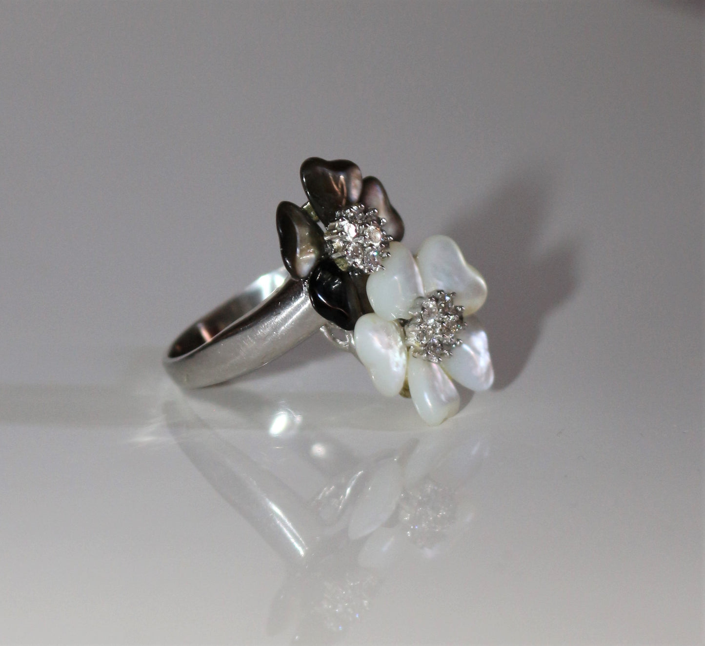 Bague Double Fleur nacre et diamants