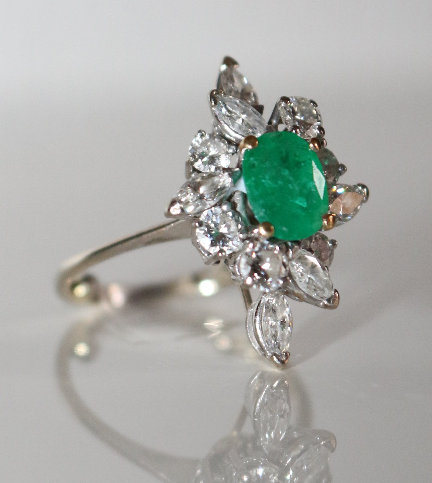 Bague Navette émeraude Et Diamants