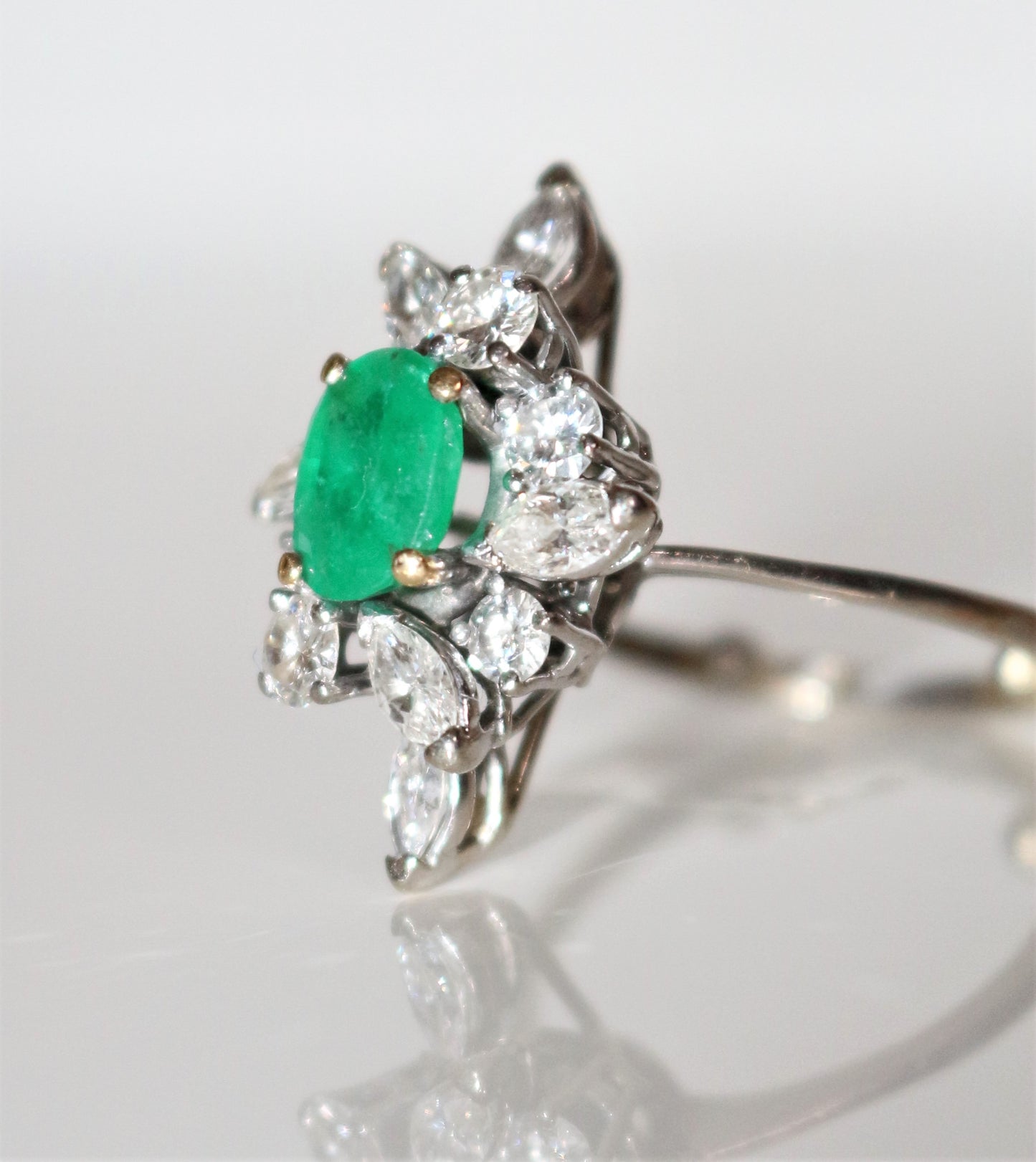 Bague Navette émeraude Et Diamants
