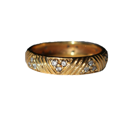 Alliance or jaune et motifs triangulaires diamants