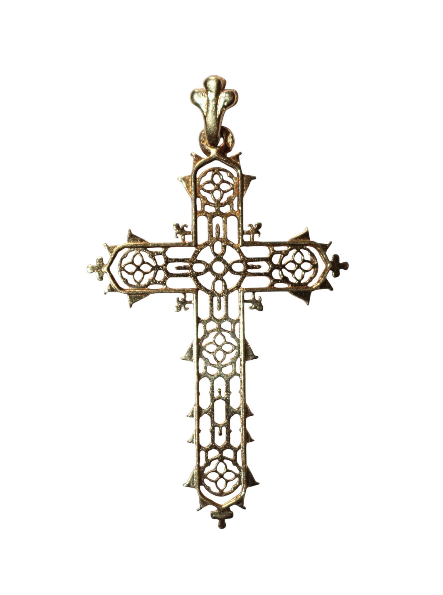 Croix religieuse en or jaune ajourée