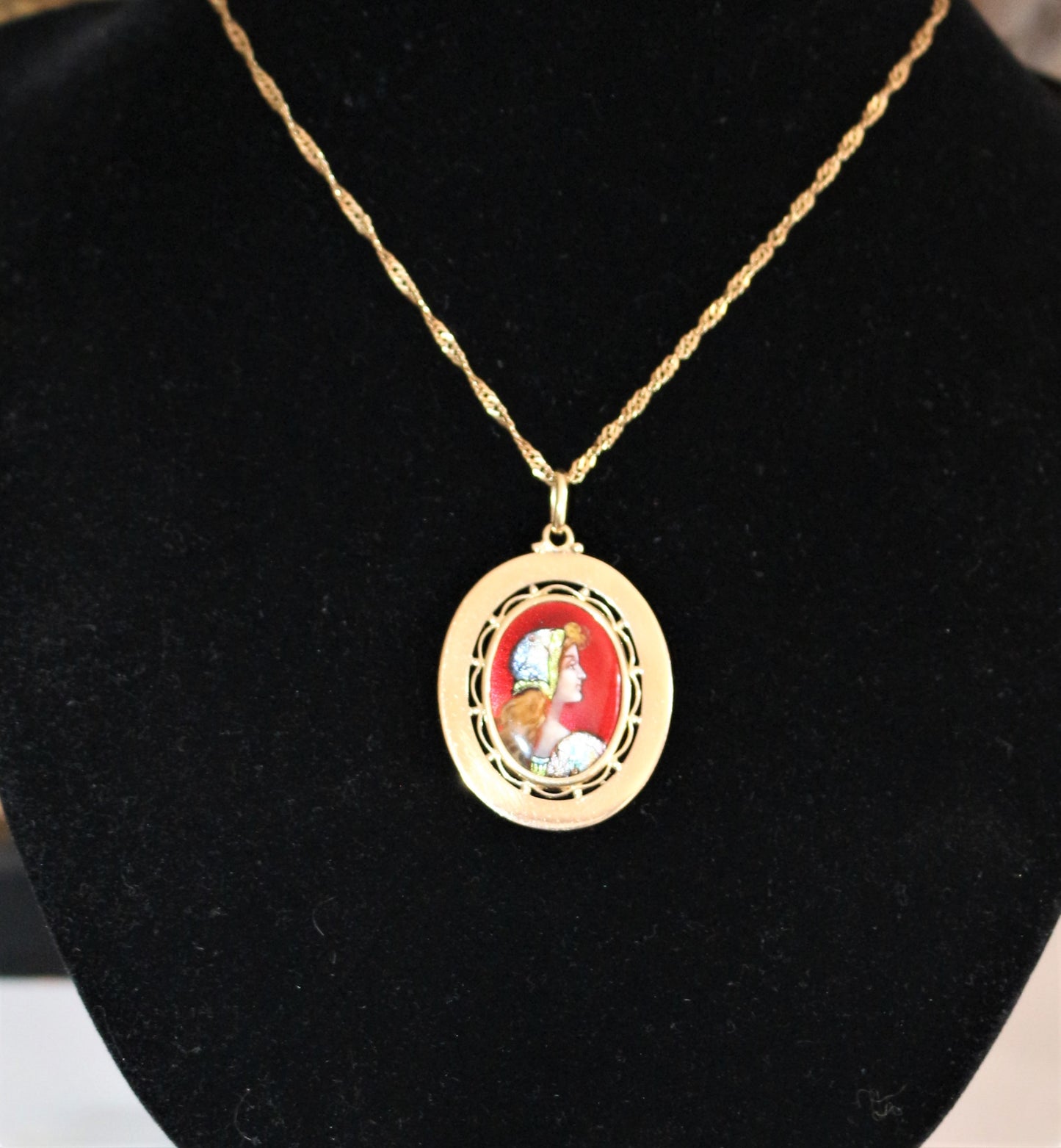 Médaille Profil De Femme émaux De Limoges