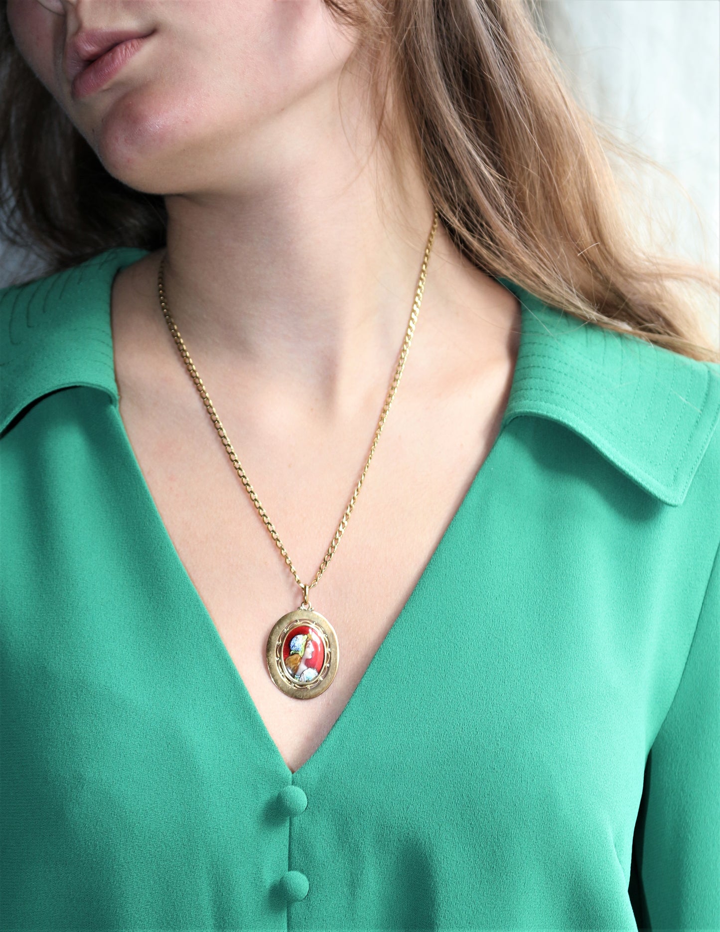 Médaille Profil De Femme émaux De Limoges