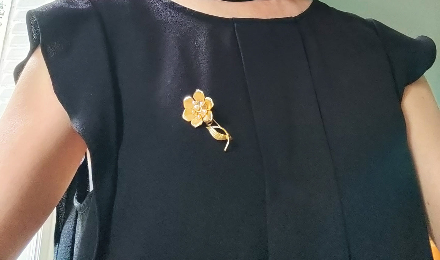 Broche Fleur Rétro or jaune et perles