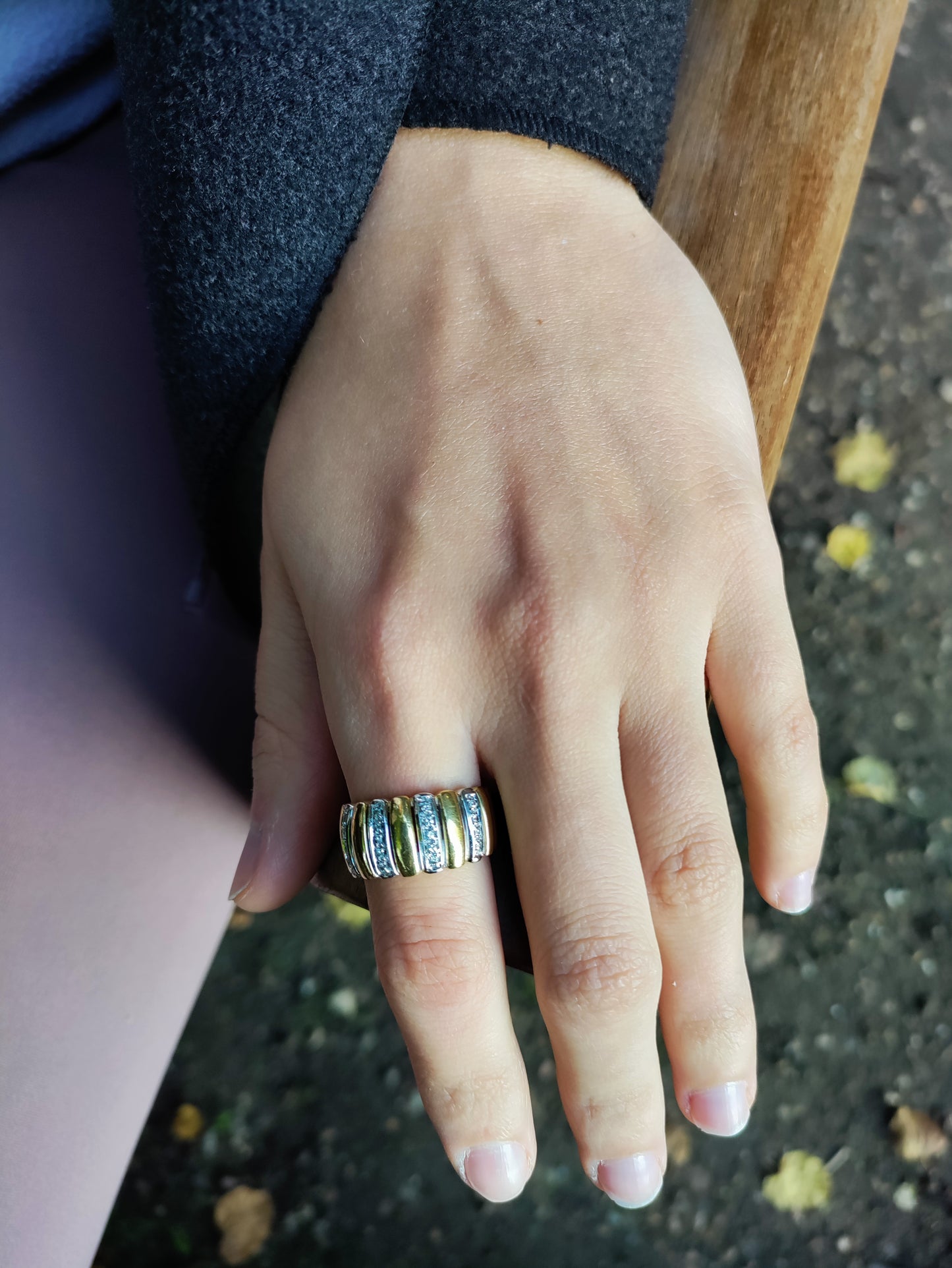 Bague bandeau godronnée deux ors et diamants