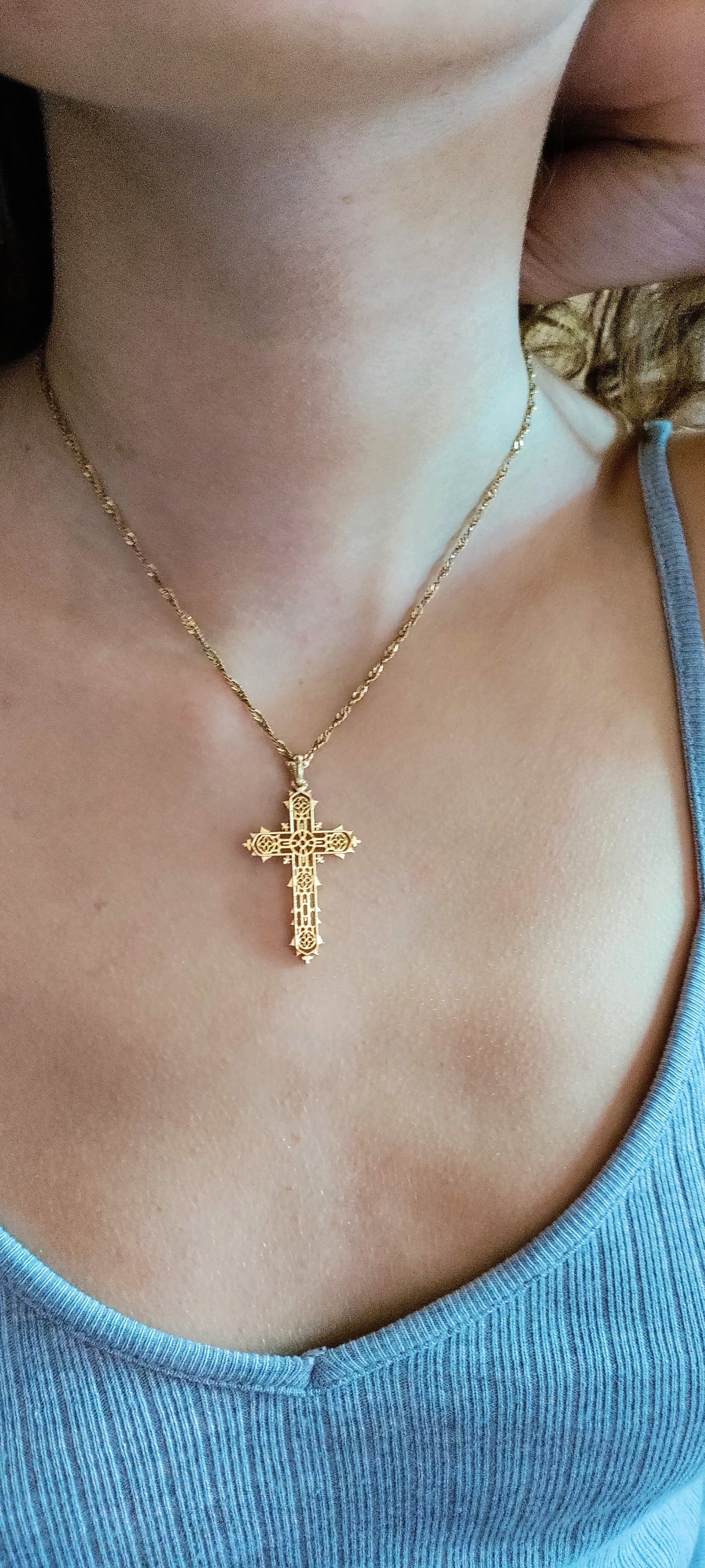 Croix religieuse en or jaune ajourée