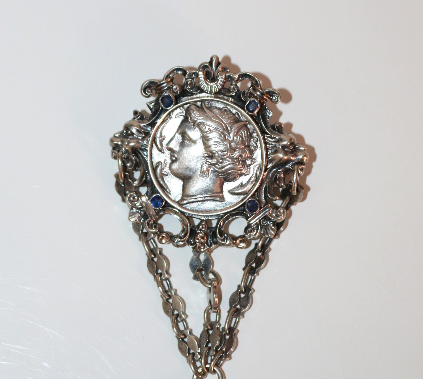 Broche châtelaine monnaie argent 1880 et saphirs