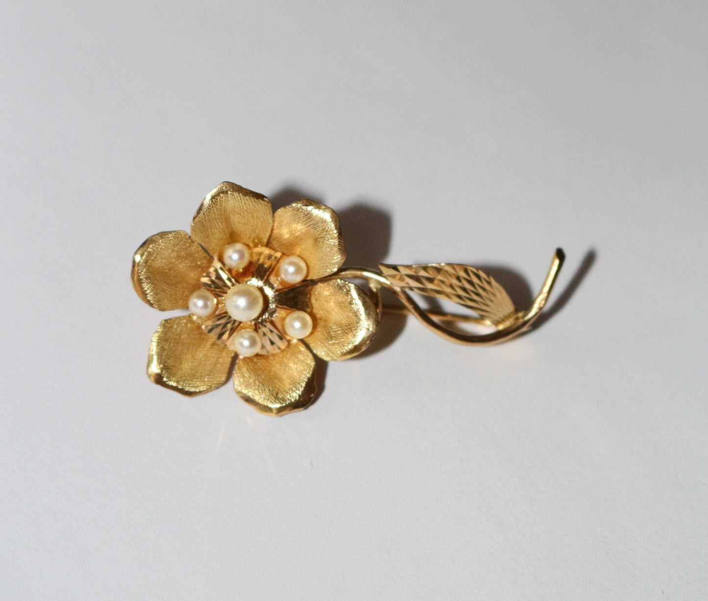 Broche Fleur Rétro or jaune et perles