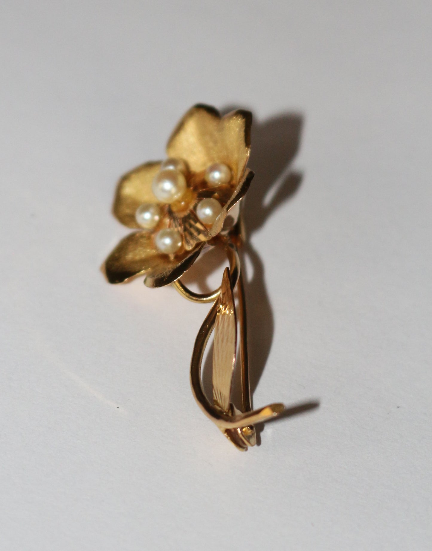 Broche Fleur Rétro or jaune et perles