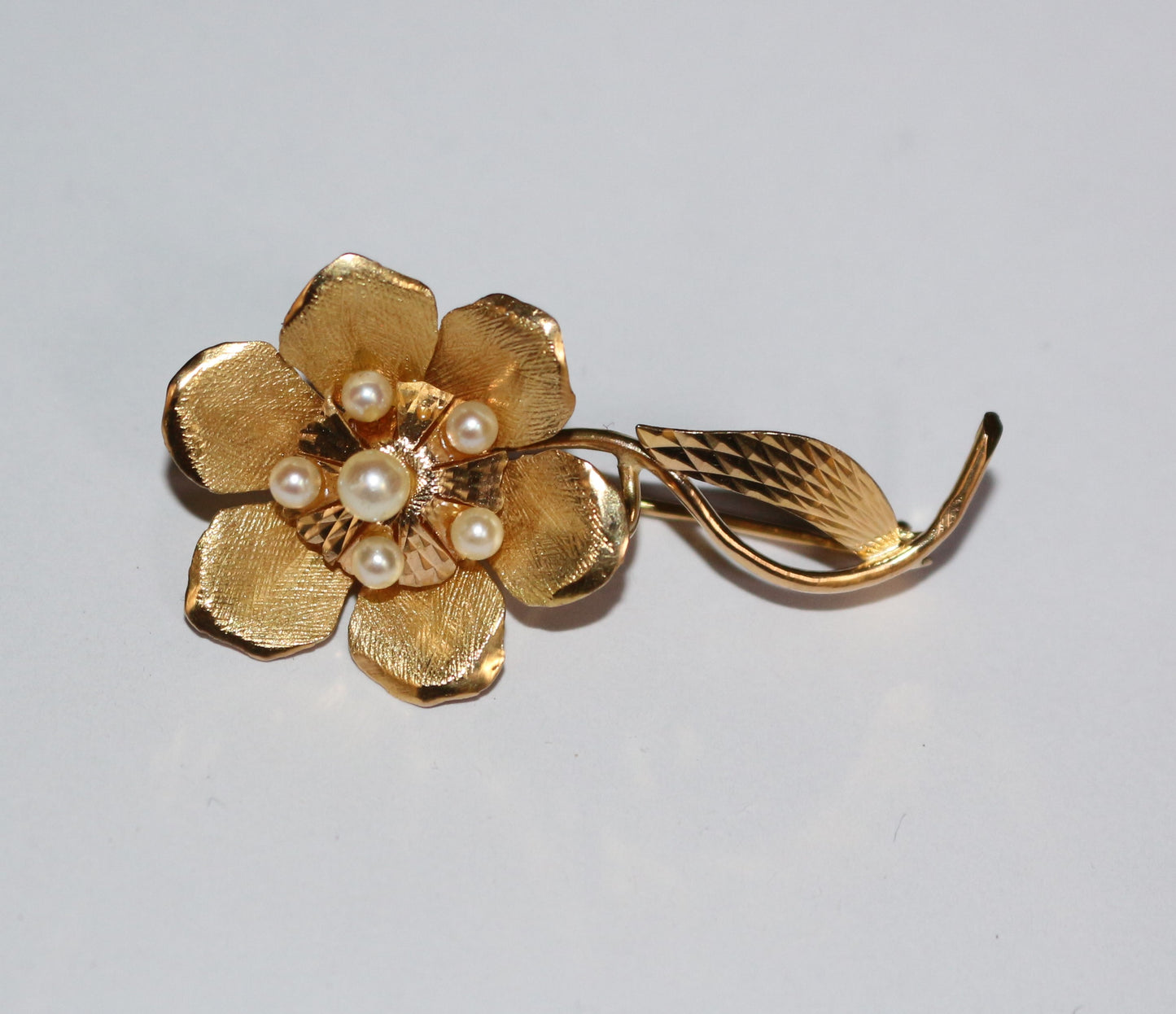 Broche Fleur Rétro or jaune et perles