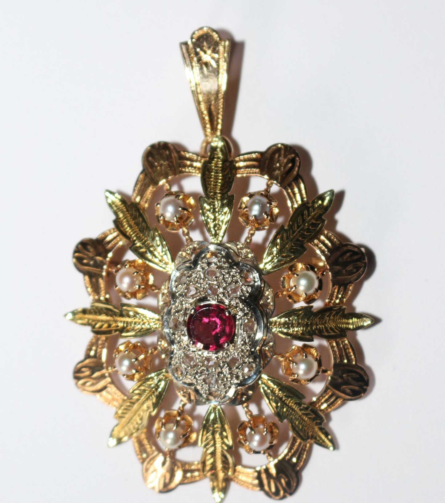 Pendentif Broche Napoléon III trois ors diamants grenat