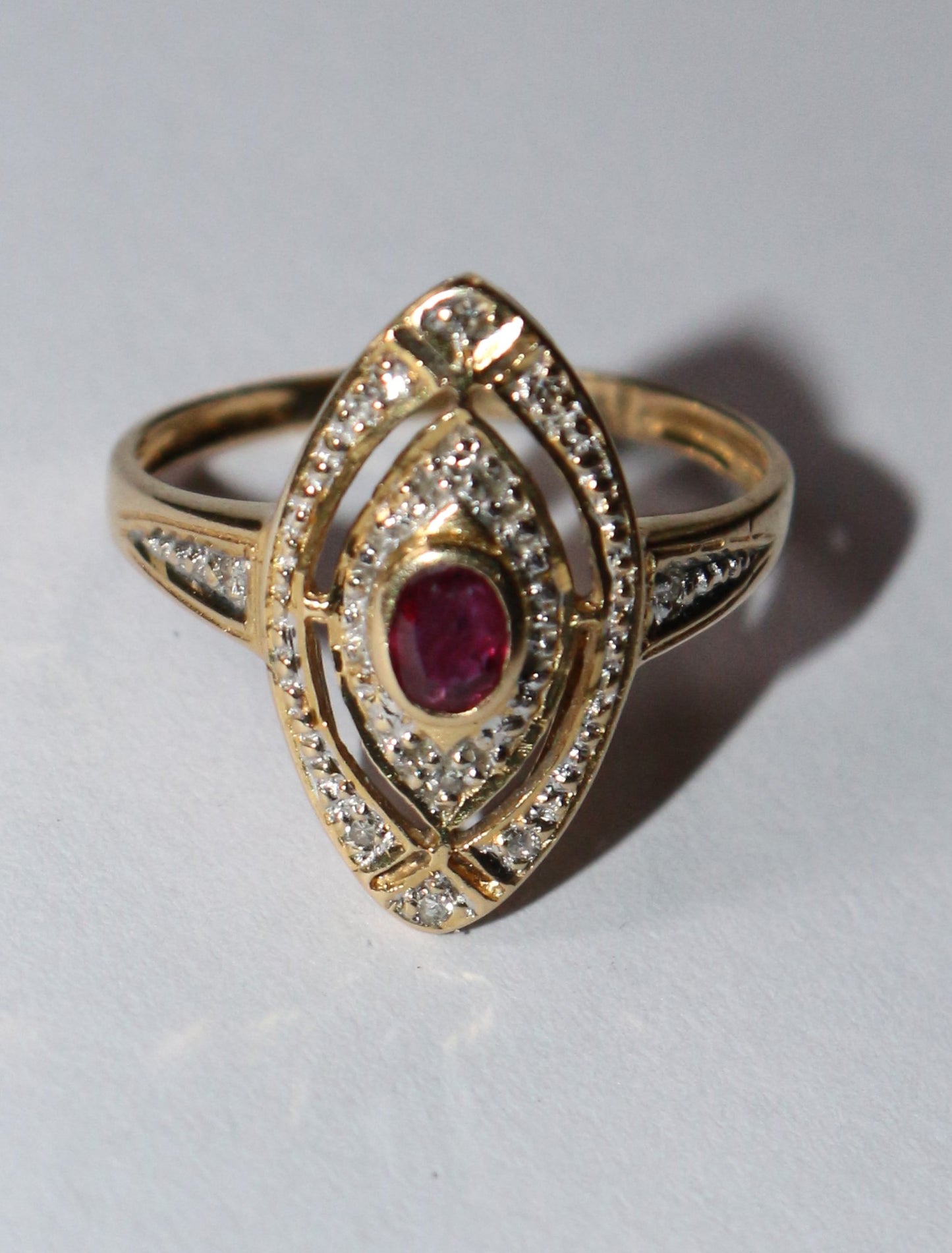 Bague marquise rubis diamants