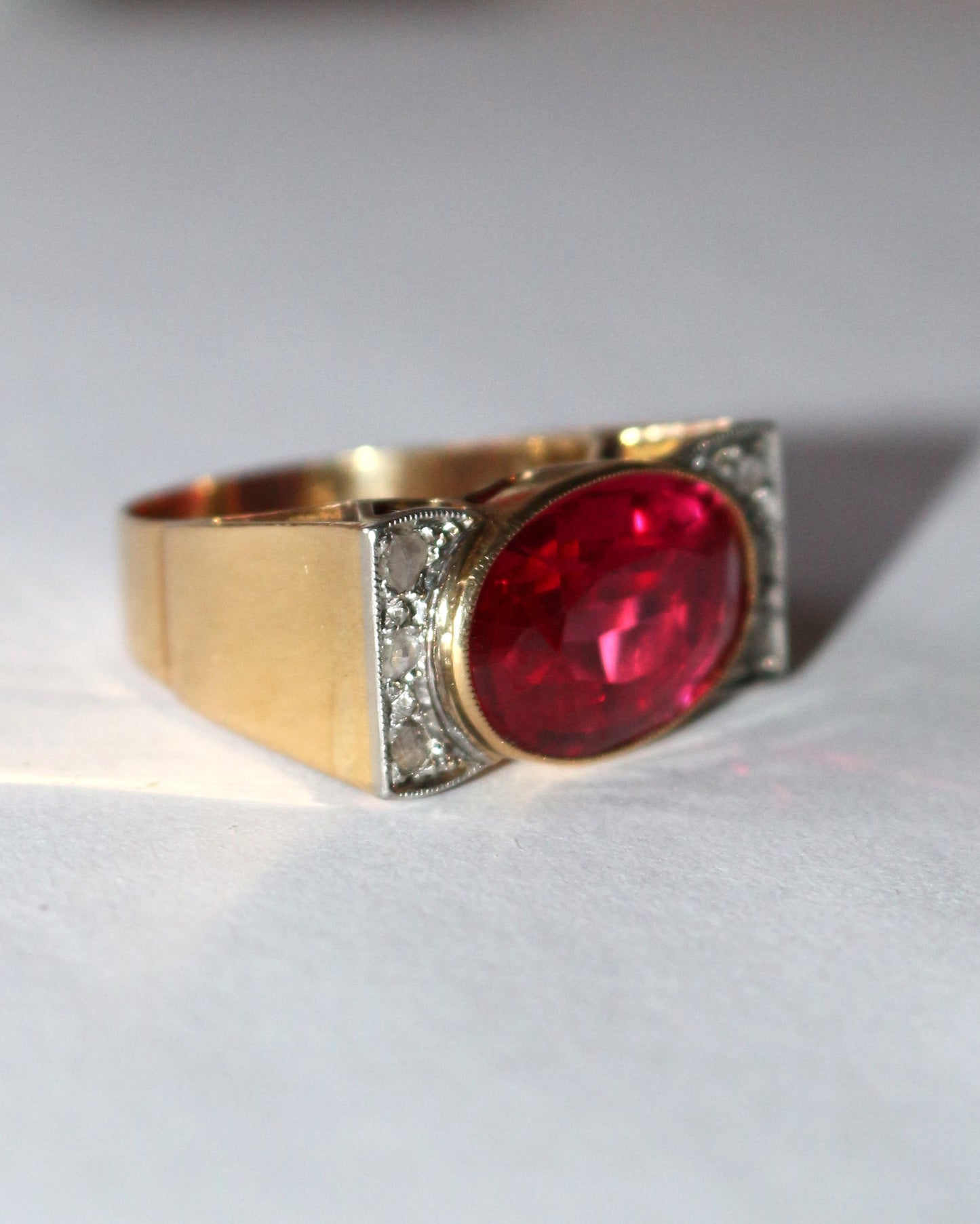 Bague Tank Or Jaune Et Platine, Saphir rose Verneuil Et Diamants