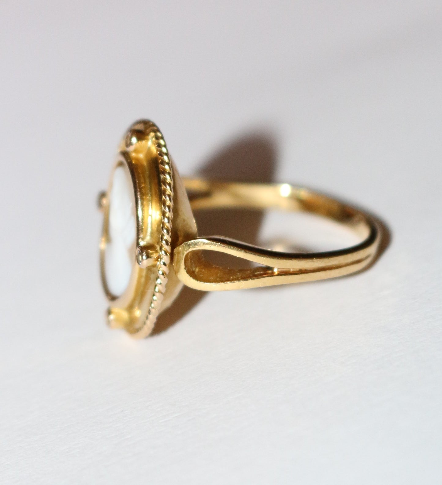 Bague ancienne camée coquille sur or jaune