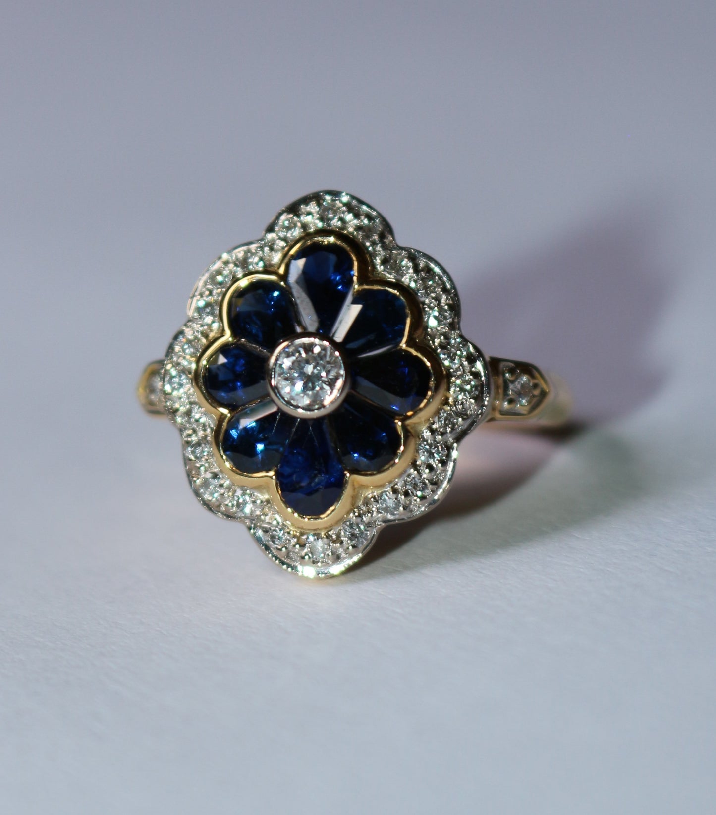 Bague Fleur diamants saphirs or jaune