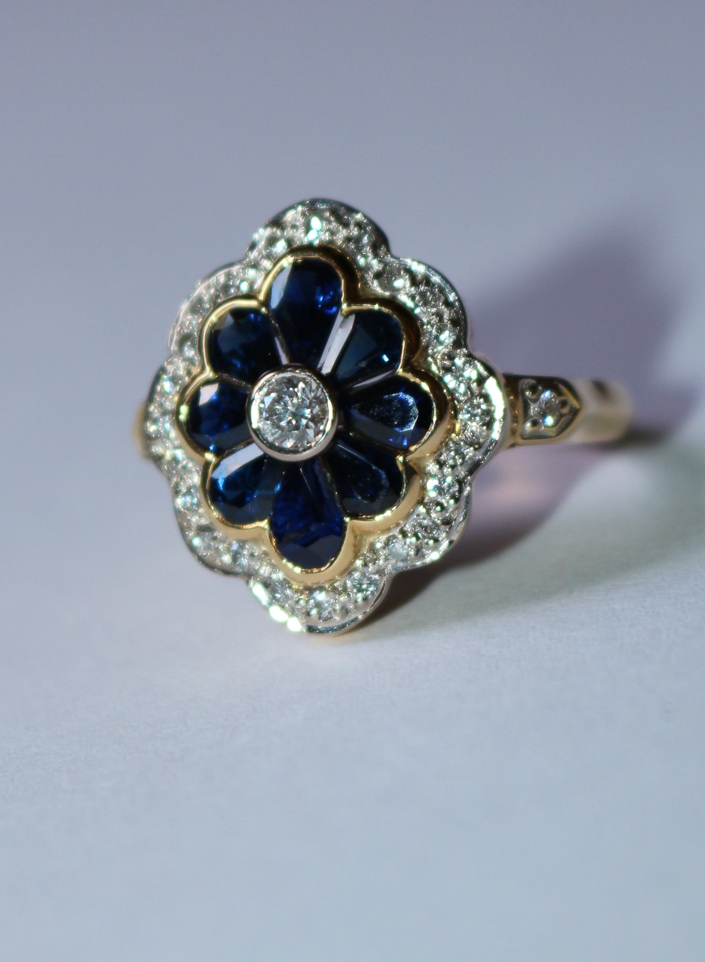 Bague Fleur diamants saphirs or jaune